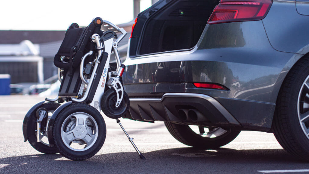 Le SmartChair CITY se plie pour être transporté en voiture facilement