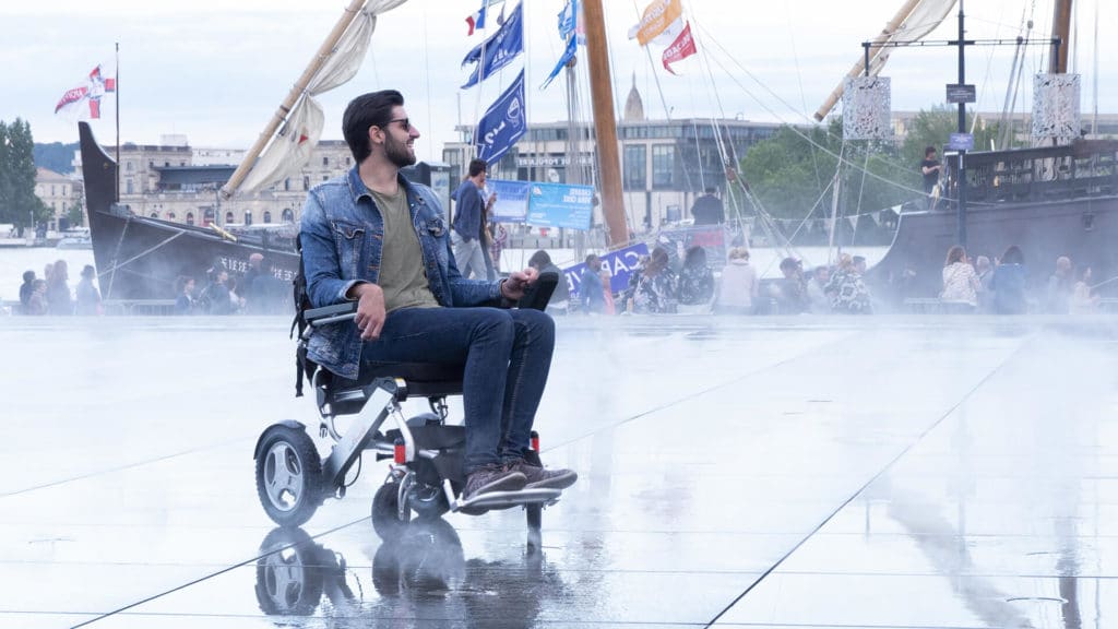 Le smartchair en extérieur au miroir d'eau de Bordeaux