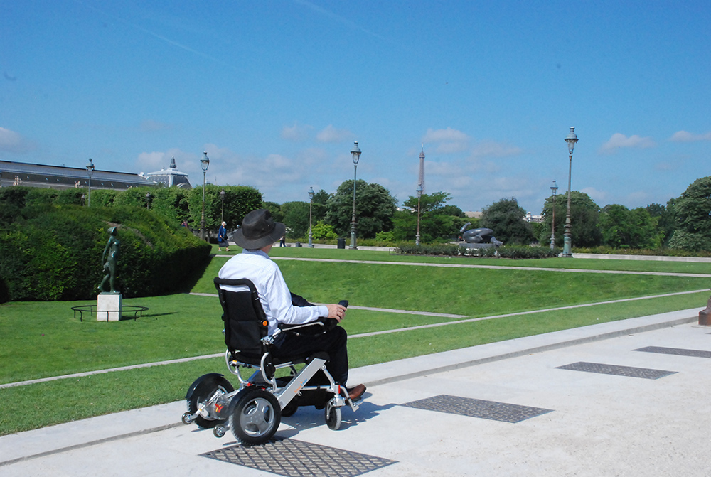 Suspensions avant du SmartChair City offrant un confort amélioré sur terrains accidentés.