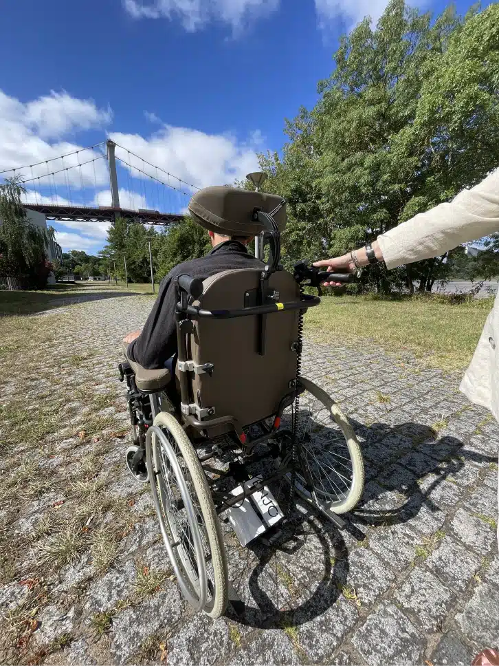 Enjo, motorisation électrique facilitant la poussée d’un fauteuil roulant manuel.