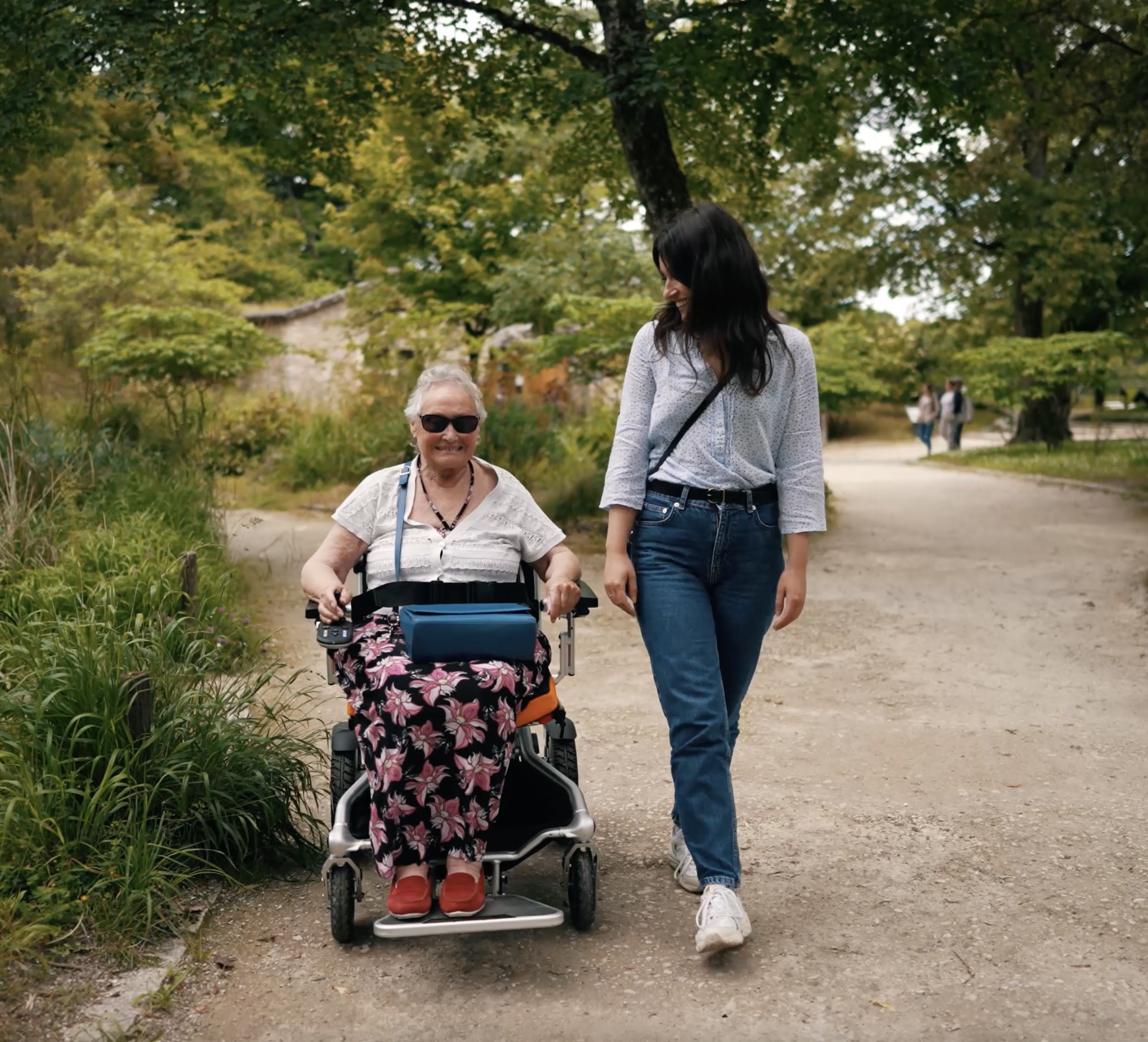 Photo d'Anaïs avec sa grand-mère Yvette et son fauteuil SmartChair Travel Max.