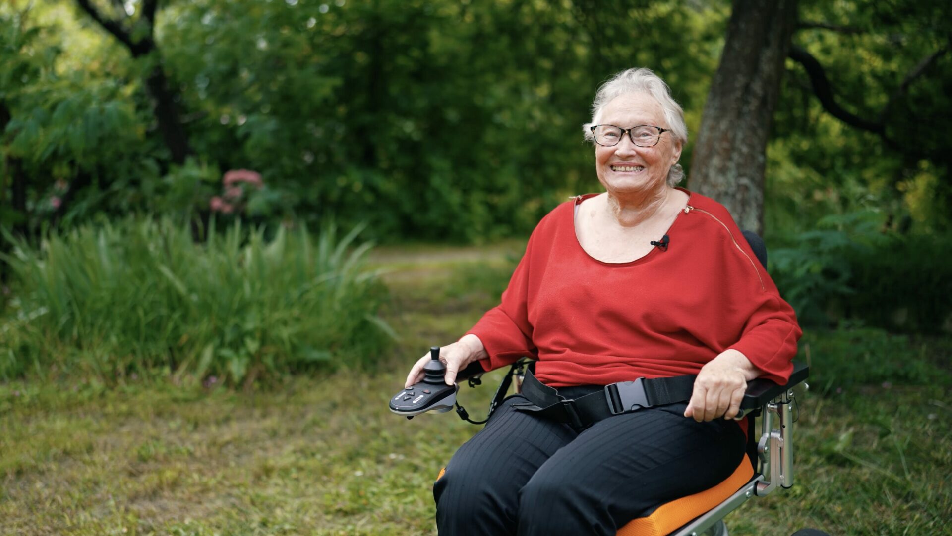 Photo d'Yvette avec son fauteuil SmartChair Travel Max.