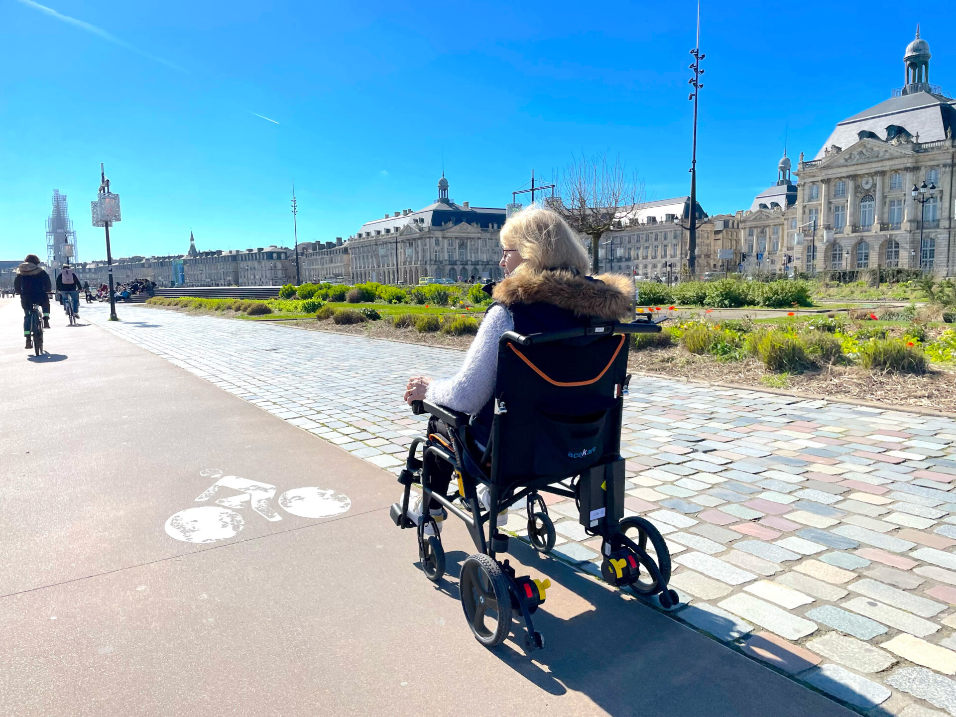 Photo du SmartChair Lite en position dépliée, vue de profil.