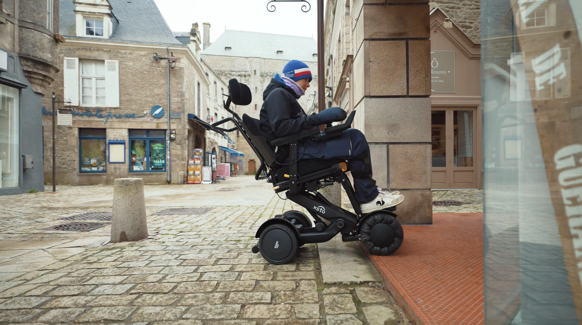 Utilisatrice XSTO M4 Pro avec lift électrique — déplacement en ville
