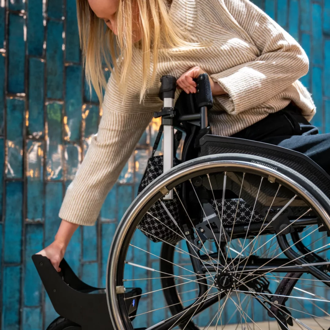 Yomper+ facile à manipuler et à installer sous un fauteuil roulant manuel en toute autonomie.