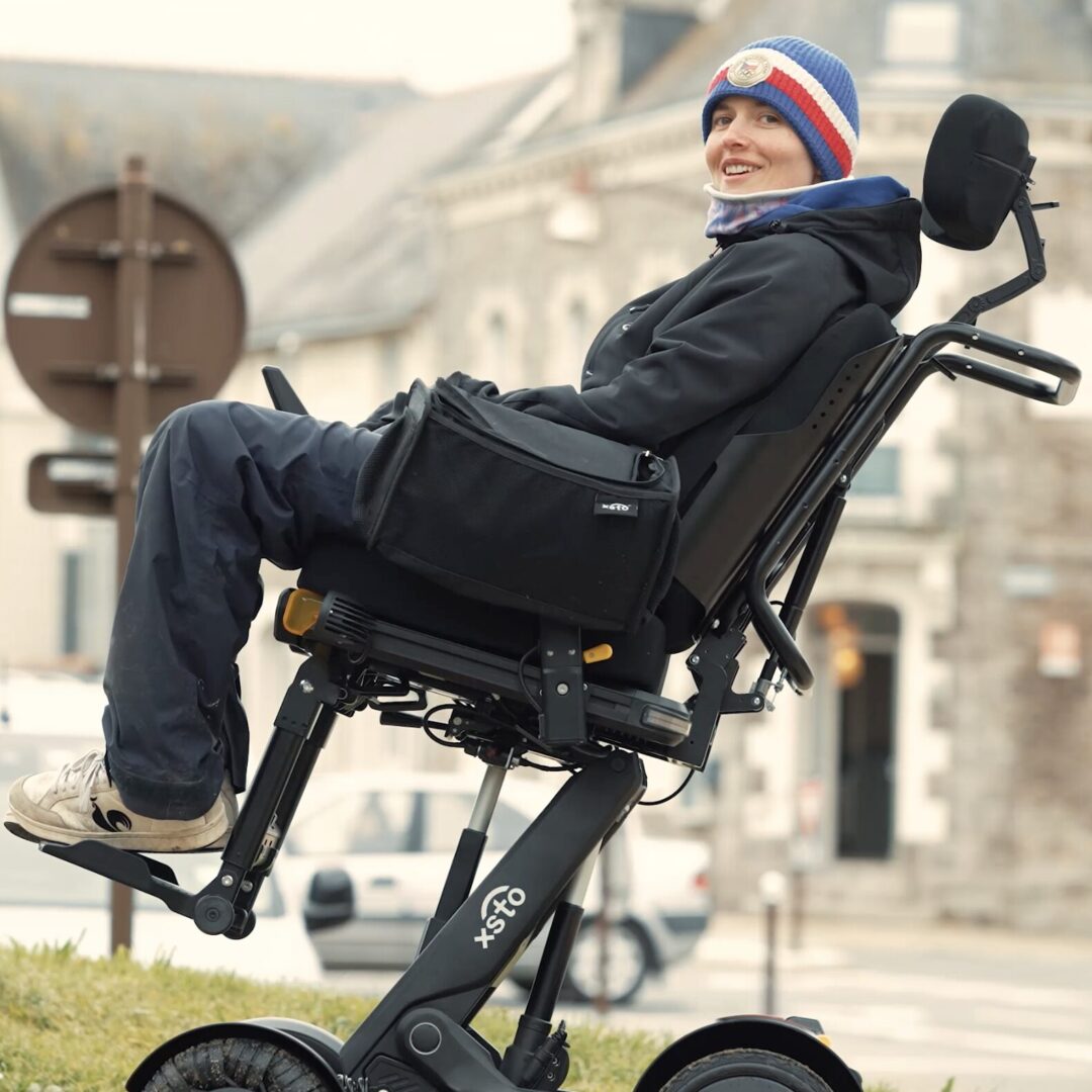 Milena Surreau en fauteuil électrique XSTO M4 Pro avec bascule d'assise, en extérieur